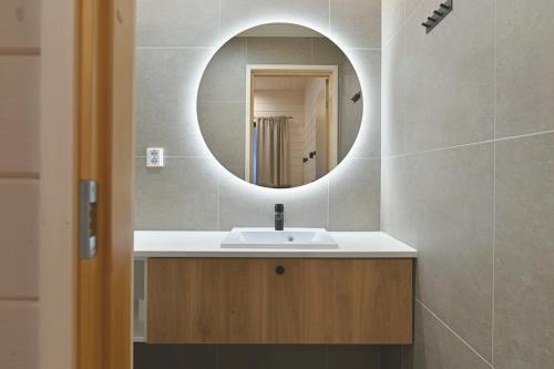 a bathroom with a sink and a mirror at Holiday Villa QUU C in Ylläs