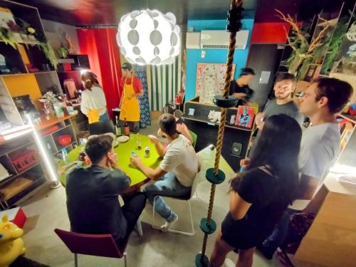 un grupo de personas sentadas alrededor de una mesa en una habitación en Lab8 Tokyo - Creative Coliving & Group Stay 6 Minutes to Shibuya Stay Play & Connect, en Tokio