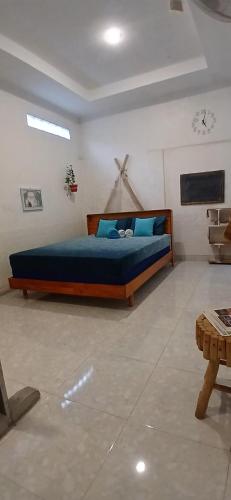 Una cama o camas en una habitación de "NOMORE" Gallery and Guesthouse