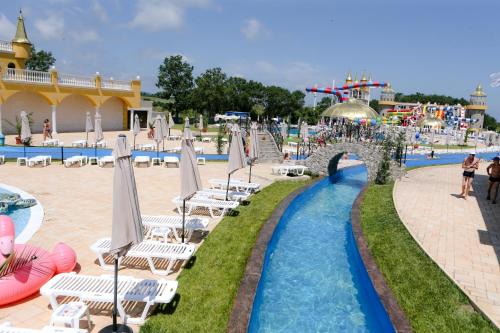 Swimmingpoolen hos eller tæt på бунгала и kаравани Дрийм къмпинг Гардения