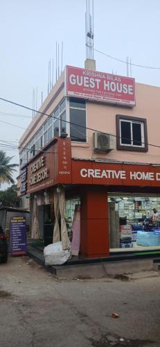 una tienda frente a un hostal en una calle en Krishna Bilas, en Bhubaneshwar