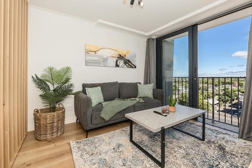 Ruang duduk di Newlands Peak Living Apartments