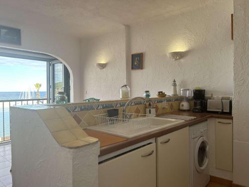 une cuisine avec un évier et une machine à laver dans l'établissement Appart 2 pièces 3 couchages BANYULS SUR MER BN400-016, à Banyuls-sur-Mer