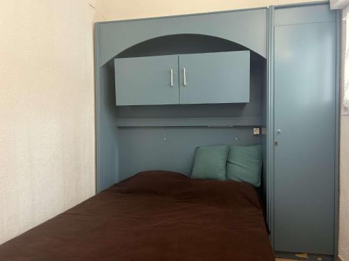 - une chambre avec un lit et une armoire au-dessus dans l'établissement Appart 2 pièces 3 couchages BANYULS SUR MER BN400-016, à Banyuls-sur-Mer