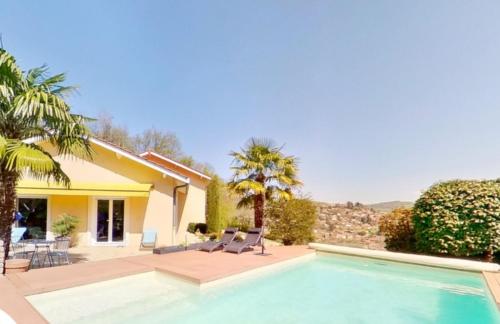 une piscine devant une maison dans l'établissement Mon Nid'éal de Bien-être, à Saint-Forgeux