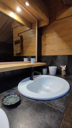 La salle de bains est pourvue d'un grand lavabo blanc sur un comptoir. dans l'établissement Magnifique chalet bois pour 16 personnes à 1600m, à La Cabanasse