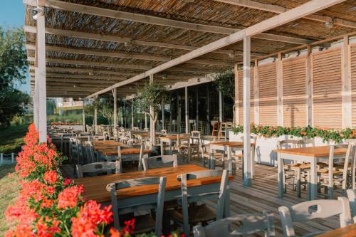 En restaurant eller et andet spisested på бунгала и kаравани Дрийм къмпинг Гардения