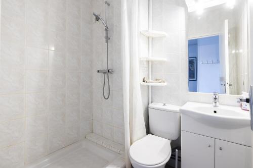 une salle de bain avec toilettes, douche et lavabo dans l'établissement L'Alhambra - A 5min à pied de la plage, à Argelès-sur-Mer