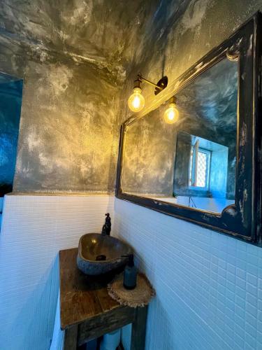 a bathroom with a sink and a mirror at Casa Cercana in Abarán