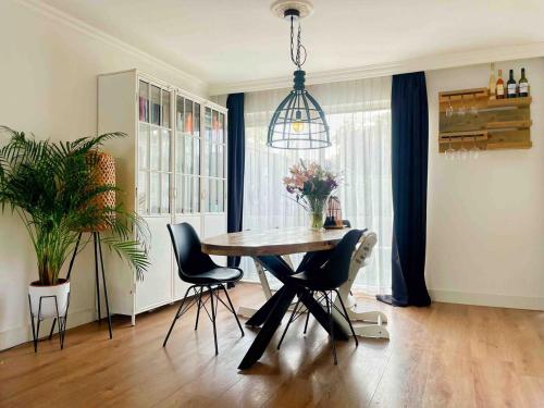 Φωτογραφία από το άλμπουμ του Spacious and Cozy House with Affordable Parking στο Άμστερνταμ