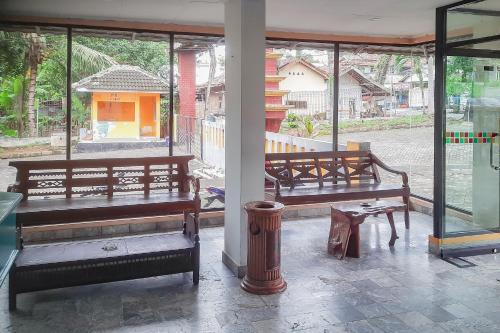 Гостиная зона в RedDoorz at Hotel Kumala Pelabuhanratu