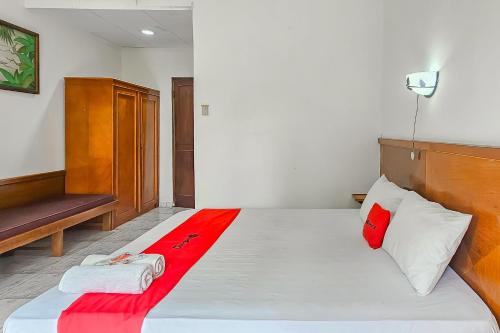 Кровать или кровати в номере RedDoorz at Hotel Kumala Pelabuhanratu