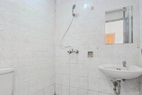 Ванная комната в RedDoorz at Hotel Kumala Pelabuhanratu