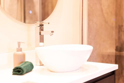 ein Badezimmer mit Waschbecken und Spiegel in der Unterkunft Luxury modern canal side cottage for families, couples, contractors and dog friendly in Lancashire sleeps 6 in Preston