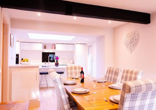 eine Küche und ein Esszimmer mit Tisch und Stühlen in der Unterkunft Luxury modern canal side cottage for families, couples, contractors and dog friendly in Lancashire sleeps 6 in Preston