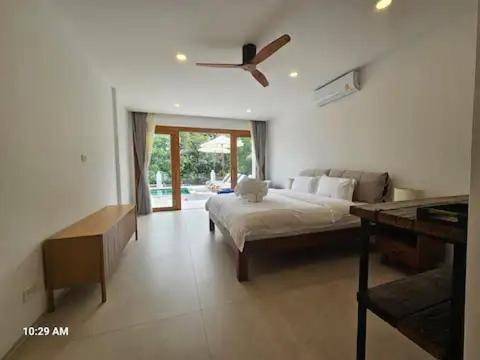 Giường trong phòng chung tại 8 Bedroom Monkey Villa Room 105