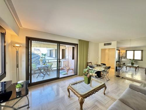 un salon avec un canapé et une table dans l'établissement Belle terrasse apercu mer NAF568, à Cannes