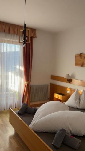 Una cama o camas en una habitación de Pension Hatzis