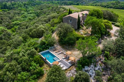 Kolam renang di atau dekat dengan Ideal famille et groupe Mas dans les Cévennes Piscine Plages privées Cadre exceptionnel Convivialité Calme Vignoble Parking gratuit Borne électrique Animaux acceptés - Wifi