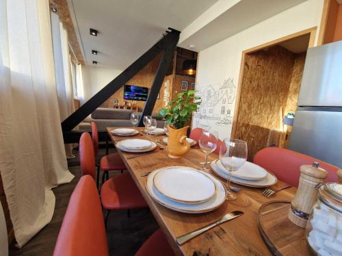 une table en bois avec des chaises rouges et une salle à manger dans l'établissement Les clés de la boulangerie, à Boulogne-sur-Mer