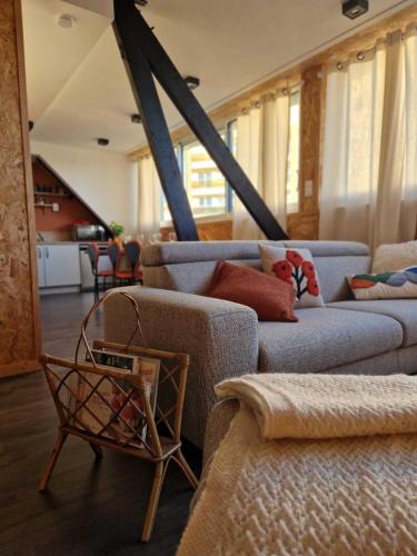 un salon avec deux canapés et une table dans l'établissement Les clés de la boulangerie, à Boulogne-sur-Mer
