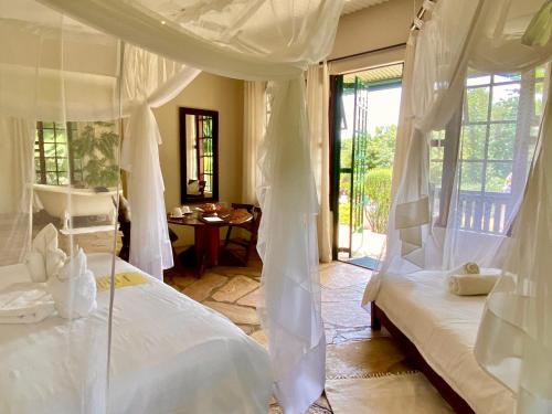 Ένα ή περισσότερα κρεβάτια σε δωμάτιο στο Tambuti lodge
