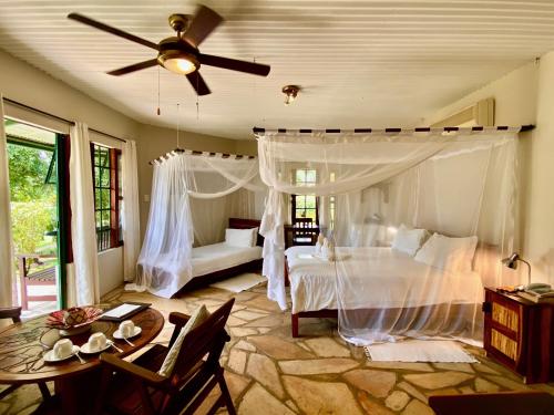 Ένα ή περισσότερα κρεβάτια σε δωμάτιο στο Tambuti lodge