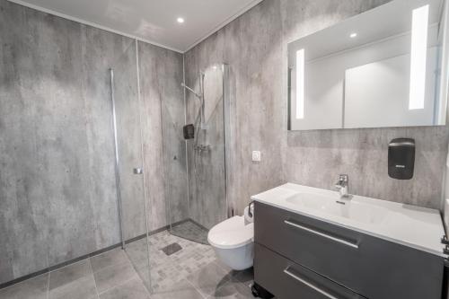 a bathroom with a toilet and a sink and a shower at Runde Panorama - Østen Pilot in Terøy
