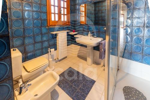 Et badeværelse på Villa Lume - Piscina Privata - by Cala Salento