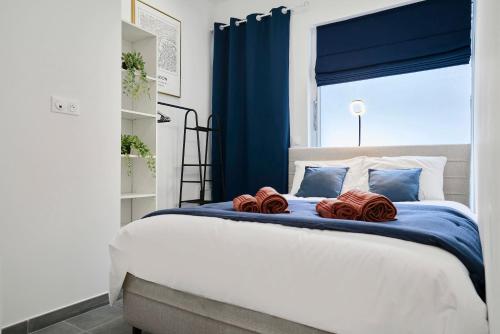 une chambre avec un lit avec deux oreillers dessus dans l'établissement La Galerie 17 - Premium central location, à Valenciennes