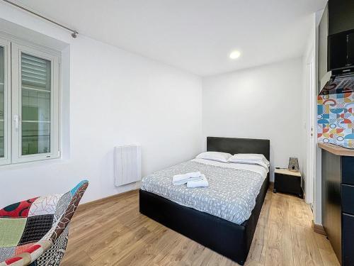 une chambre avec un lit et une chaise dedans dans l'établissement Ensemble 3 studios pour 6 personnes, à Royat