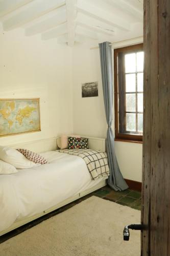 une chambre avec un lit dans une pièce avec une fenêtre dans l'établissement Made in Normandie by La boite en Plus, à Villers-Saint-Frambourg