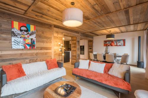 un salon avec un canapé et une table dans l'établissement Duplex des Rois - Welkeys, à Megève