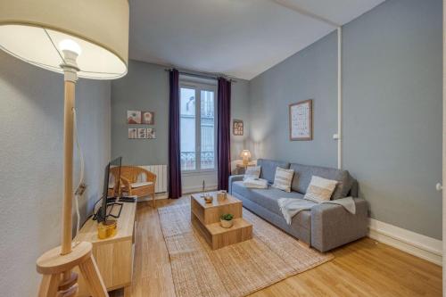 un salon avec un canapé et une table dans l'établissement #HI Le petit Marcel Hyper-centre fully equipped, à Grenoble