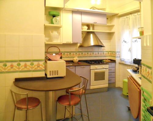 Kuchyňa alebo kuchynka v ubytovaní Charming Apartment near the Colosseum in Roma - 55 sqm - Balcony