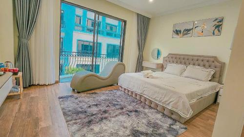 une chambre avec un grand lit et une grande fenêtre dans l'établissement -10% Cho thuê Villa Ocean Park theo ngày, à Ða Tốn