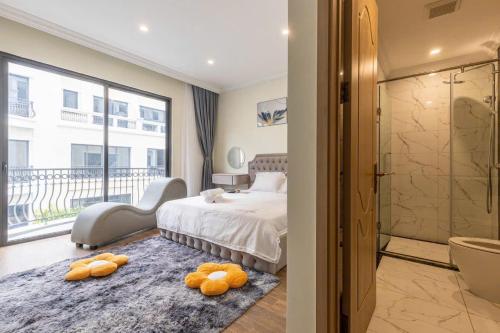 une chambre avec un grand lit et une salle de bain dans l'établissement -10% Cho thuê Villa Ocean Park theo ngày, à Ða Tốn