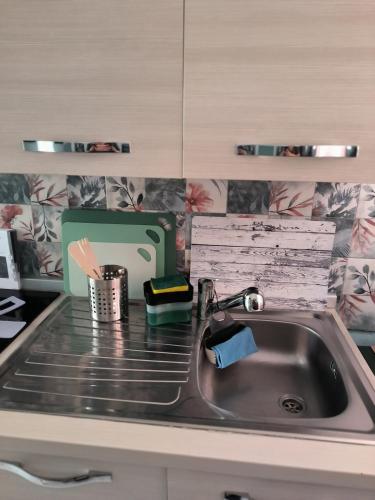 a kitchen counter with a sink in a kitchen at White Sand in Gallipoli