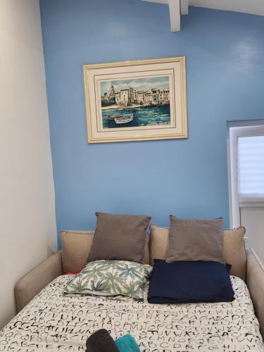 - un lit dans une chambre avec une photo sur le mur dans l'établissement Appartement 