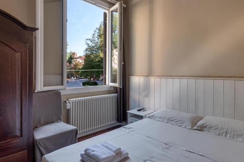 une chambre avec un lit et une fenêtre dans l'établissement DUE TORRI PALACE - BOLOGNACENTRO LUXURY Rooms, à Bologne