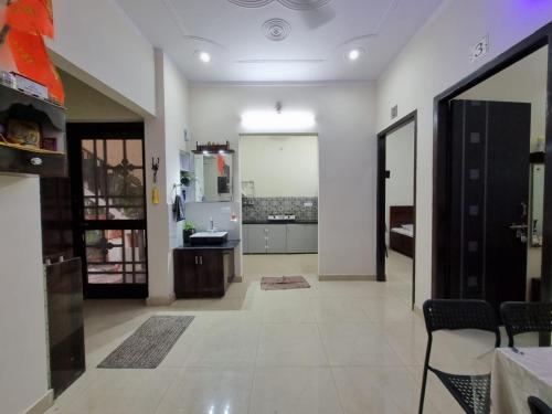 Dapur atau dapur kecil di HOmTEL-2BHK Independent Flat by Pushpanjali QLH