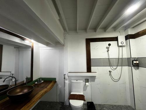 a bathroom with a sink and a toilet at Goodmorning by Tamarind in Phra Nakhon Si Ayutthaya