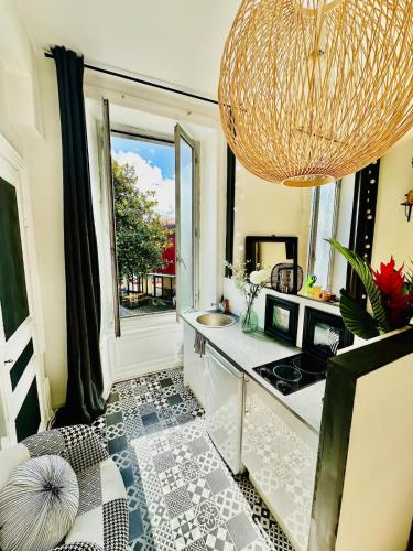 La salle de bains est pourvue d'un lavabo et d'un comptoir avec une fenêtre. dans l'établissement La Galerie d 'Octave, studio, hypercentre de st brieuc, à Saint-Brieuc