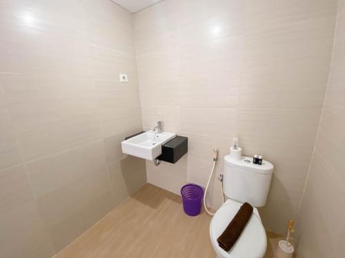 万隆Spacious and Minimalist 3BR at Gateway Pasteur Apartment By Travelio的带马桶和水槽的浴室