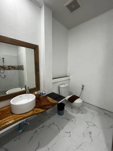 a bathroom with a sink and a toilet at Goodmorning by Tamarind in Phra Nakhon Si Ayutthaya
