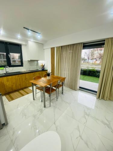 Project Georgiadi #1 - Modern Apartment in peaceful neighborhood - 15 mins from Loutra Pozarにあるキッチンまたは簡易キッチン