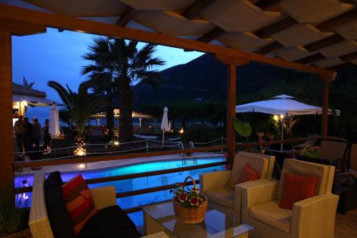 Bazén v ubytování Grand Nefeli Resort nebo v jeho okolí