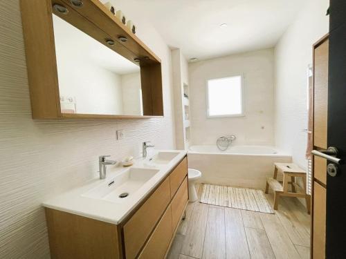 une salle de bain avec un lavabo, une baignoire et des toilettes dans l'établissement Villa, à Roquebrune-sur Argens