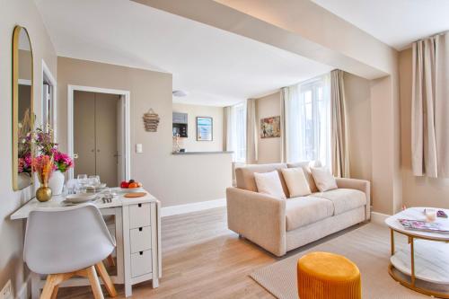 un salon avec un canapé et une table dans l'établissement de Funés, à Trouville-sur-Mer