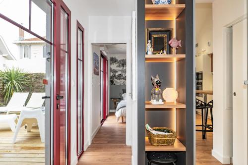 - trois vues sur un couloir dans une maison dans l'établissement Arcachon maison 2e ligne accès privé plage 50m, à Arcachon